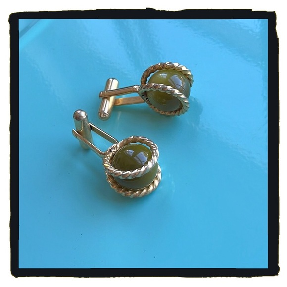 💕Beautiful Vintage green cat eye Gold Tone Cufflinks💕 - Picture 3 of 4